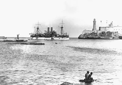 USS Maine llegando a puerto